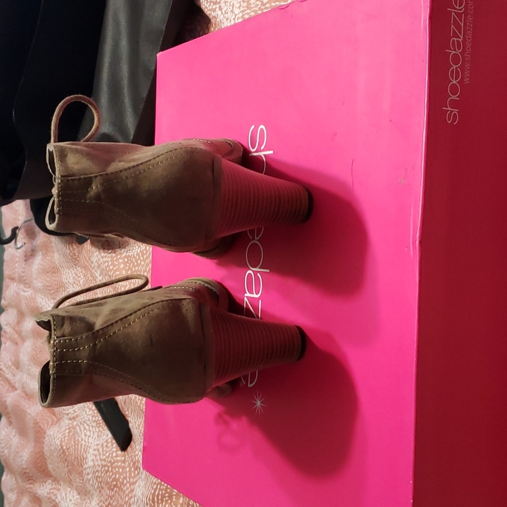 Boots - Picture 4 of 5